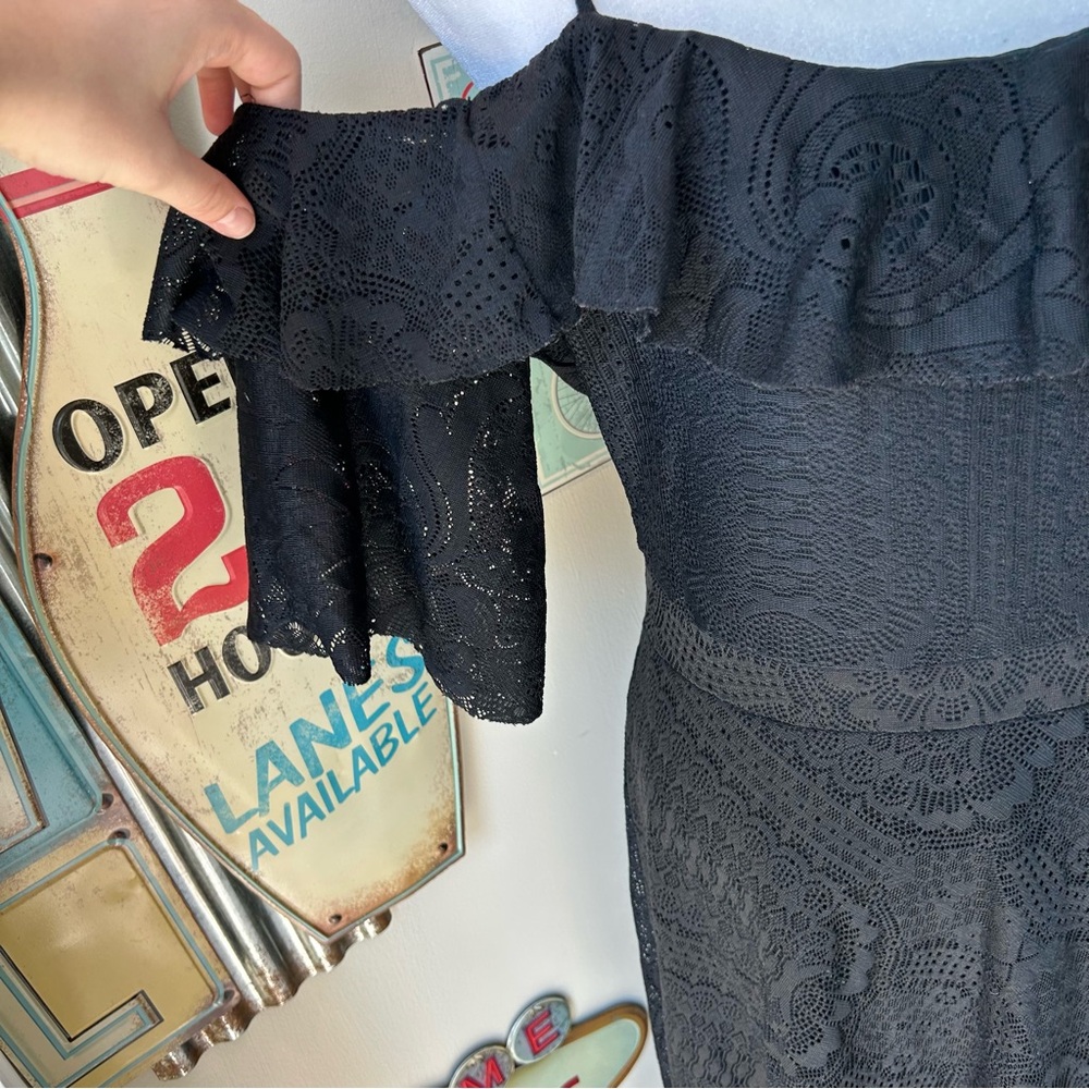 BCBGMAXAZRIA Demi Cold-Shoulder Lace Midi Dress - Picture 4 of 12
